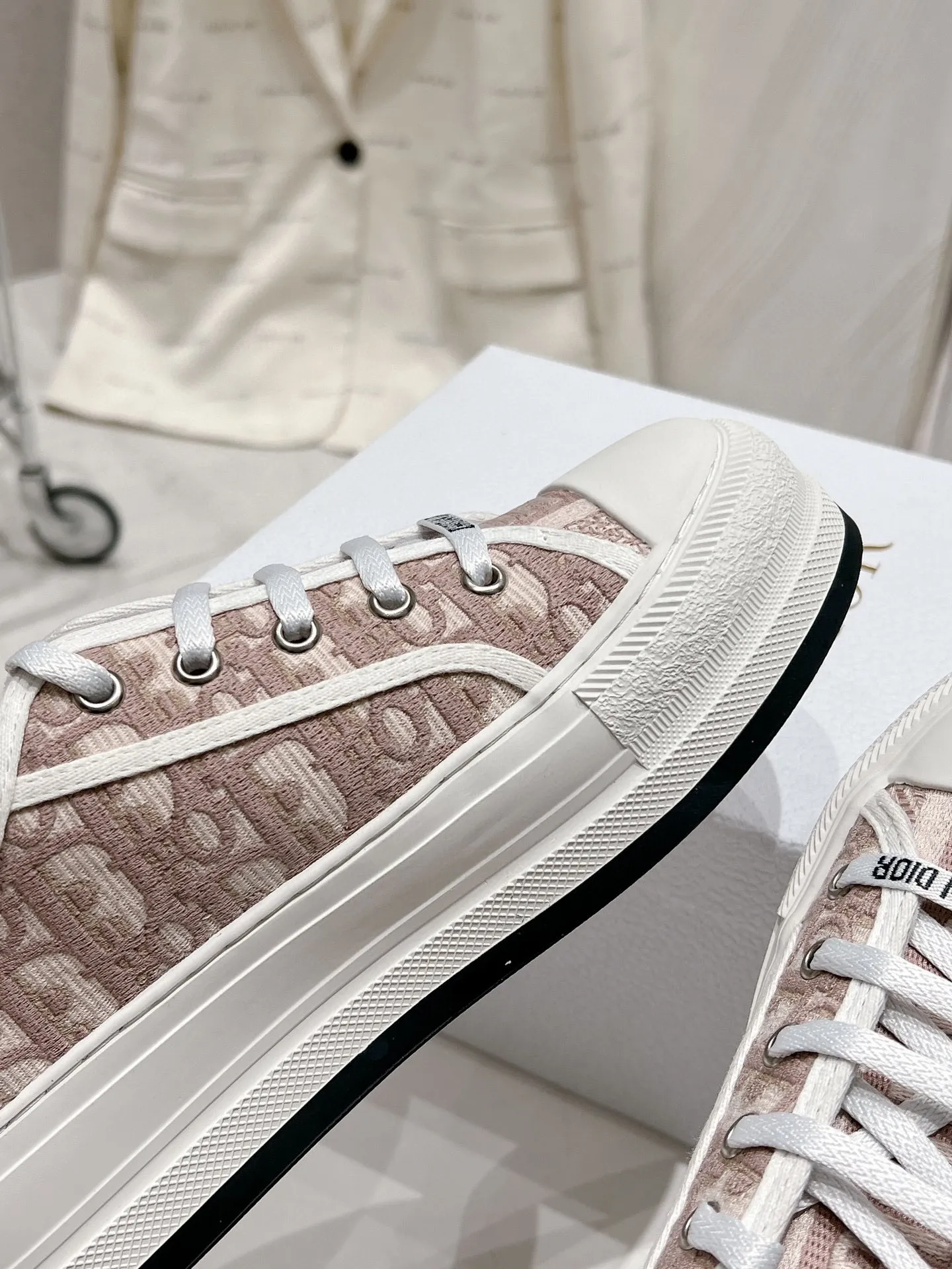 👟👟Ex-factory price P520👟👟 Dior Series Dior Dior 2024 Walk'n Series Presbyopia Embroidery Thick-soled Canvas Shoes Casual Sports Shoes Original Purchase Development Production This Walk'n'Dior thick-soled sneaker is a fashionable item that enhances the style of this series. Oblique printed cotton embroidered upper with comfortable platform sole, tongue and Christian Dior Paris signature laces. Can add fashionable temperament to all kinds of casual looks ▪️Fabric: Original customized imported Oblique printed embroidery ▪️Lining: Imported soft sheepskin lining ▪️Outsole: Original exclusive molded TPU material ▪️Sole thickness: 4.5CM ▪️Size: Women's 35-40